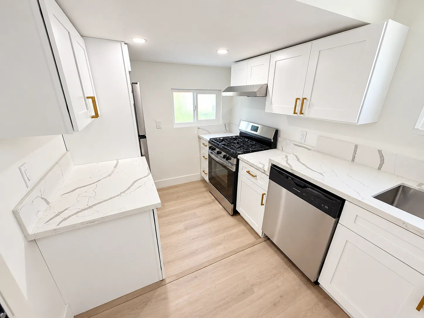 5 bed, 2100 sqft, $5,700 — Photo 4