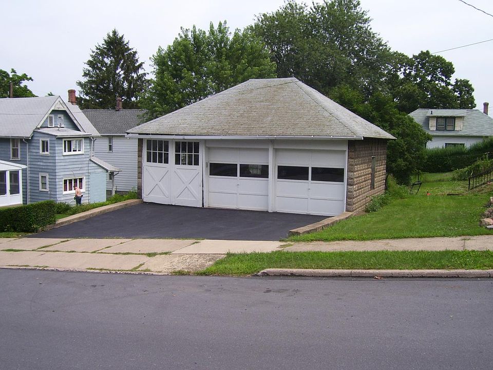 2nd image of 2095 Riverside Dr S