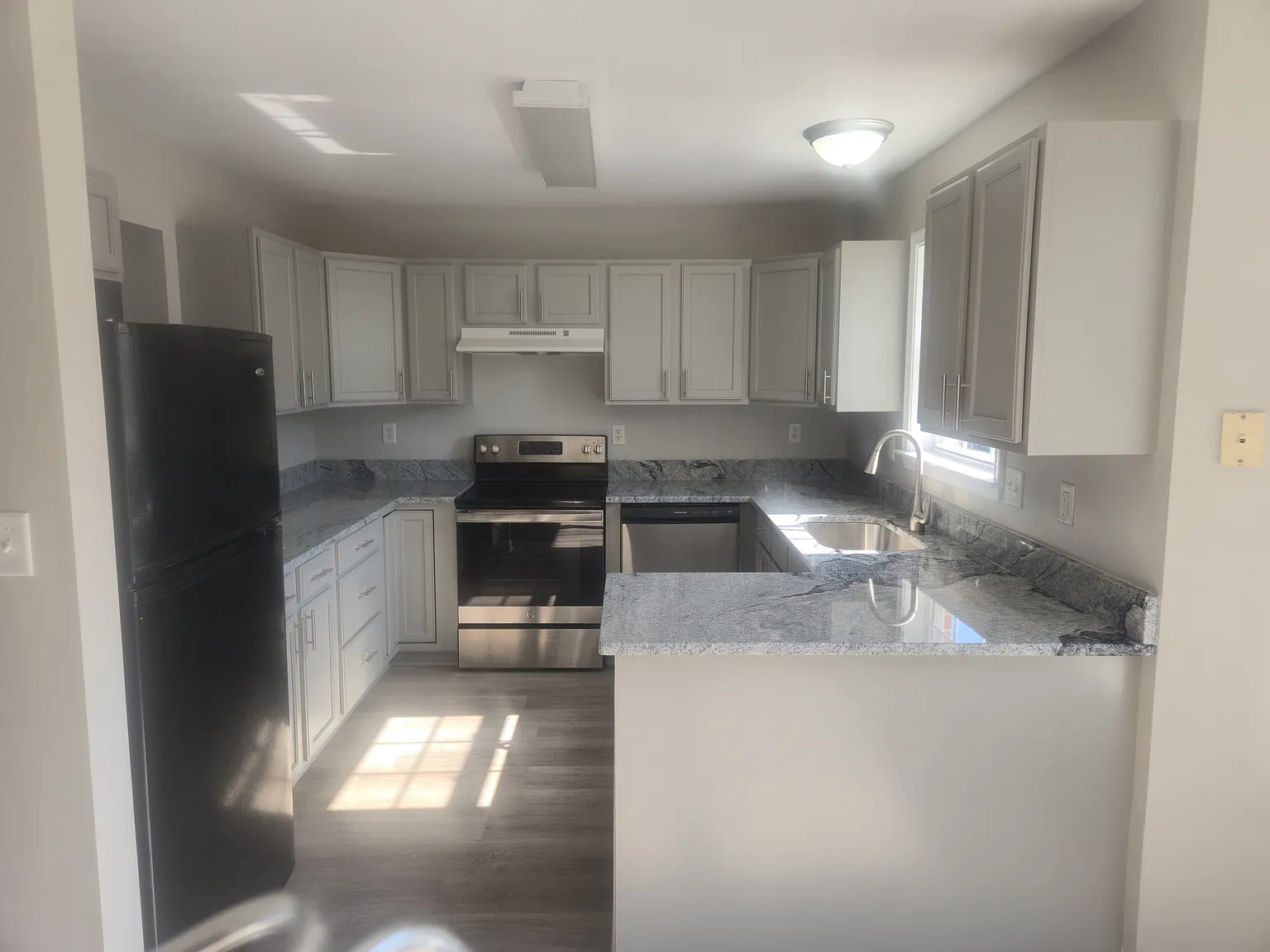 4 bed, 2400 sqft, $1,700 — Photo 2