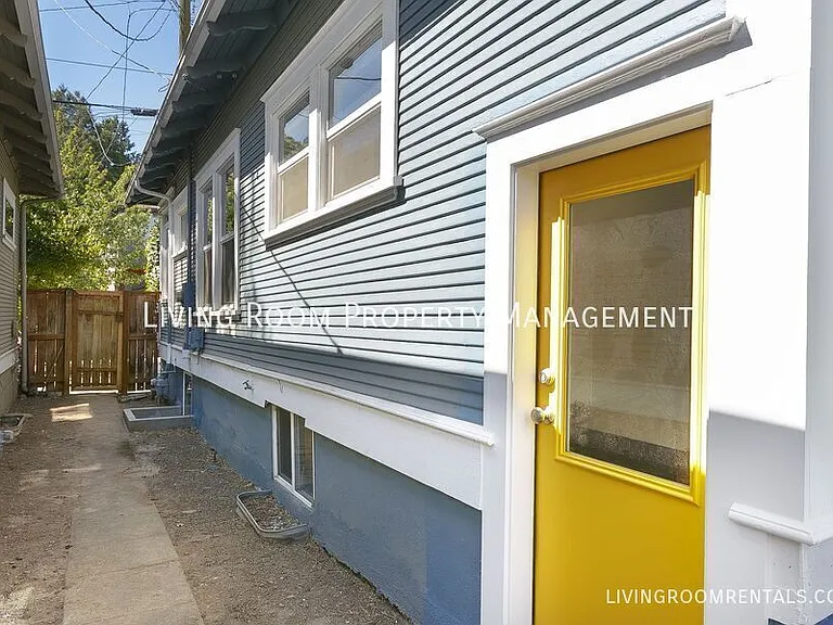1525 SE Pershing St — Photo 3