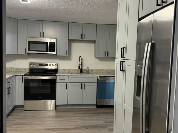 662 Bartfield Dr, Columbus, OH 43207