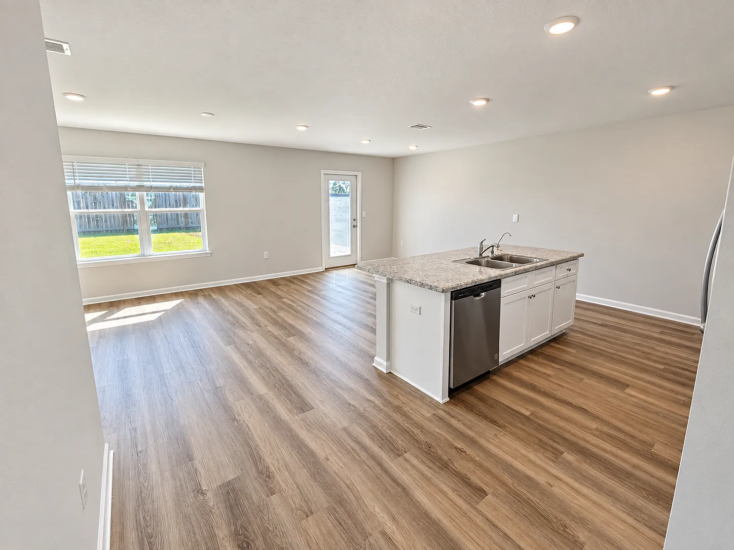 4 bed, 1458 sqft, $2,100 — Photo 2