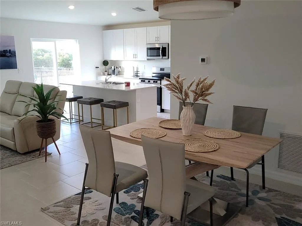 3 bed, 2.0 bath, 1824 sqft, $2,000 — Photo 4