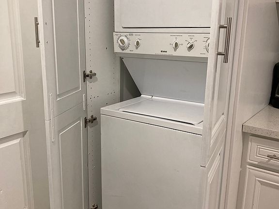 Stackable washer/dryer