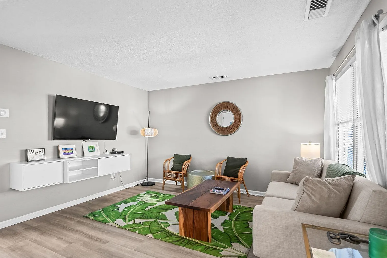 2 bed, 1.0 bath, 1044 sqft, $2,511 — Photo 2