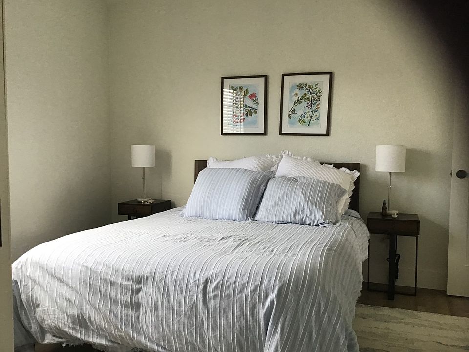 Bedroom, queen size Tuft & Needle mattress