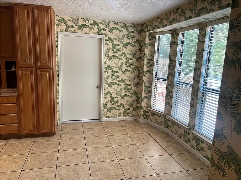 302 Somerset Rd — Photo 6
