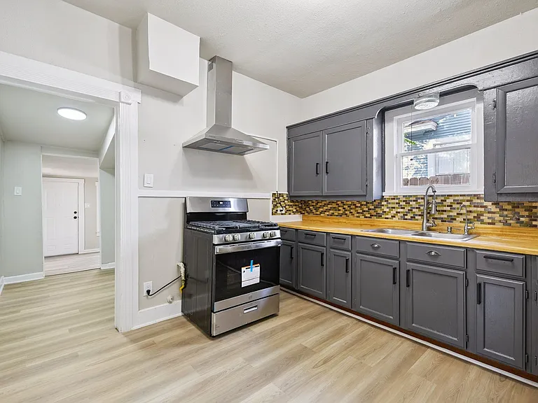 2332 E Houston St — Photo 9