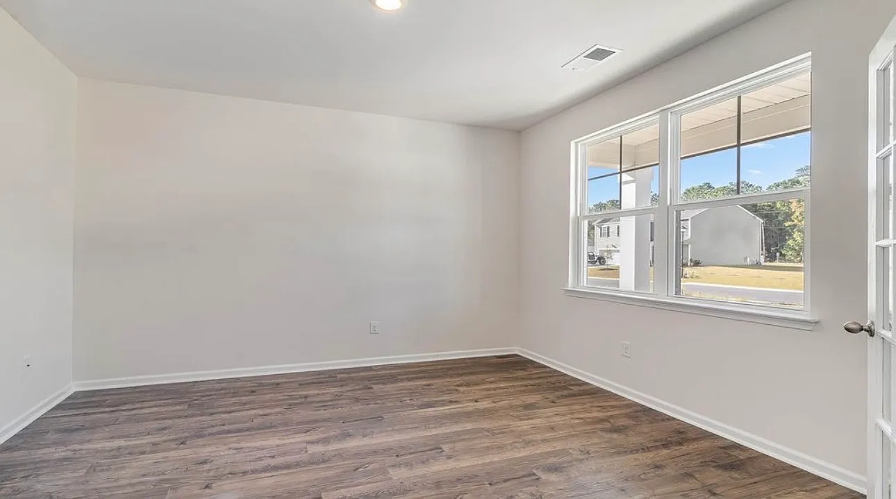 4 bed, 2338 sqft, $2,450 — Photo 4