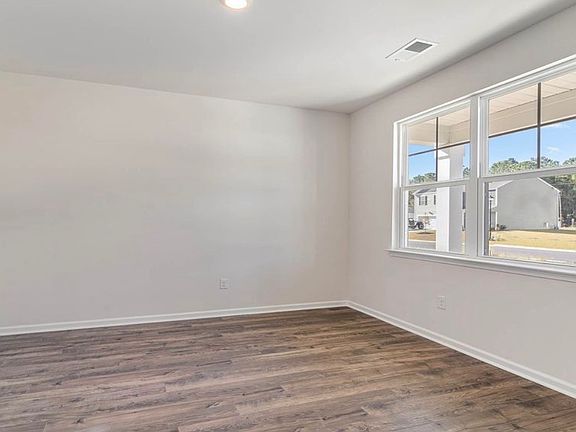 4th image of 2075 Grovefield Dr