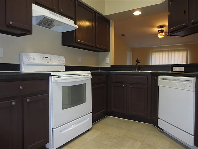 4 bed, 2.0 bath, 1564 sqft, $2,215 — Photo 3