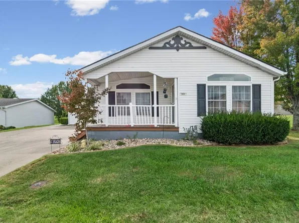 921 NE White Oaks Ln, Oak Grove, MO 64075