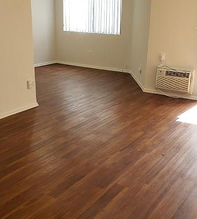 5th image of 11922 Kling St #111