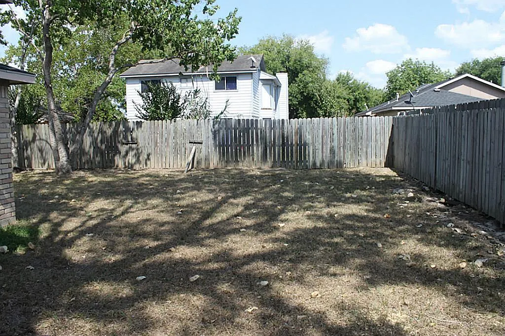 3 bed, 2.0 bath, 1390 sqft, $1,799 — Photo 2