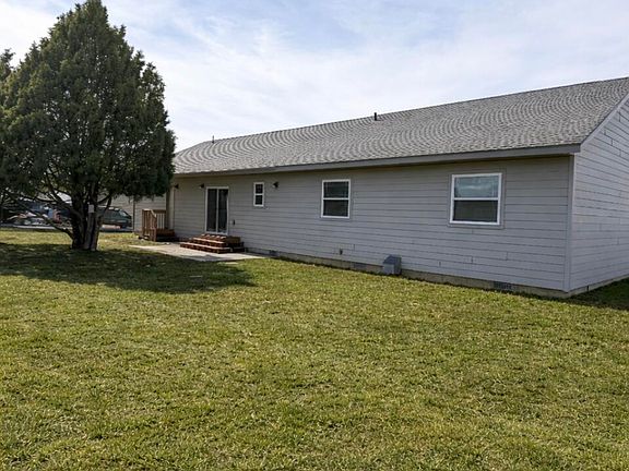 3rd image of 105 Custer Dr