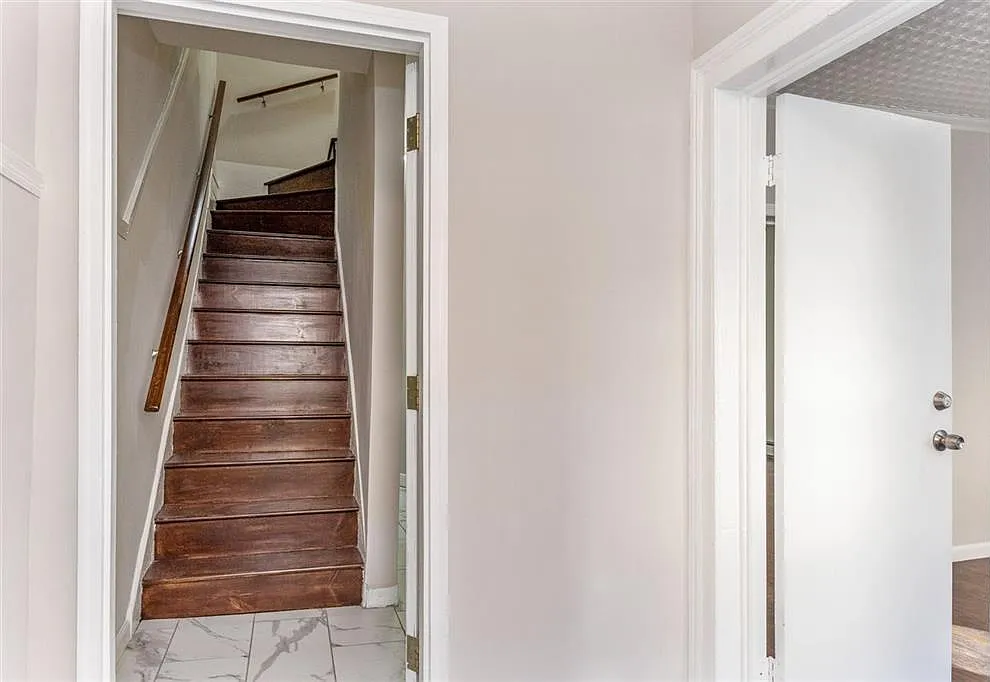 2 bed, 700 sqft, $2,400 — Photo 2