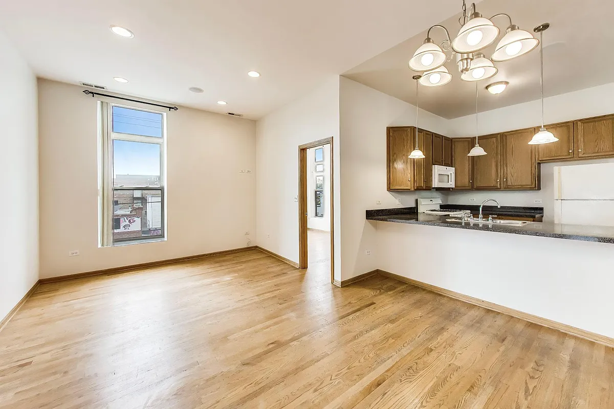 Building Photo - 1700 W Cermak Rd #2R