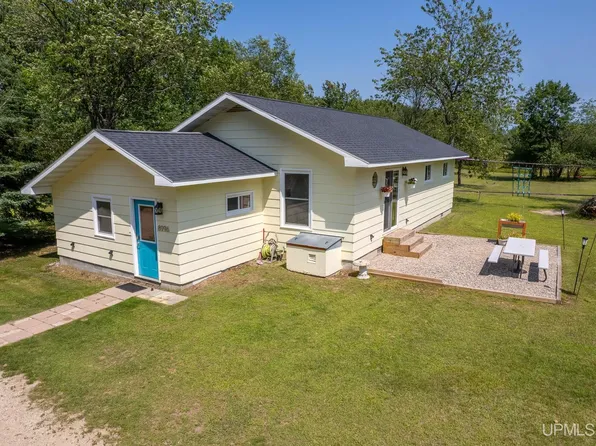 8996 5th Ln, Gladstone, MI 49837