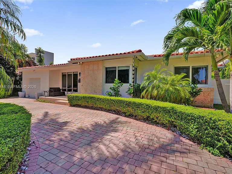 2025 Alamanda Dr — Photo 1