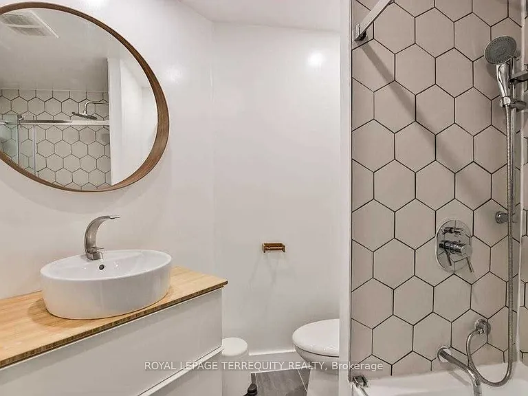 218 Queens Quay W #2605 — Photo 16