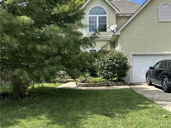 978 E Pineview St, Olathe, KS 66061