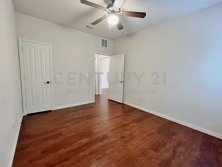 420 W Franklin St #10 — Photo 8