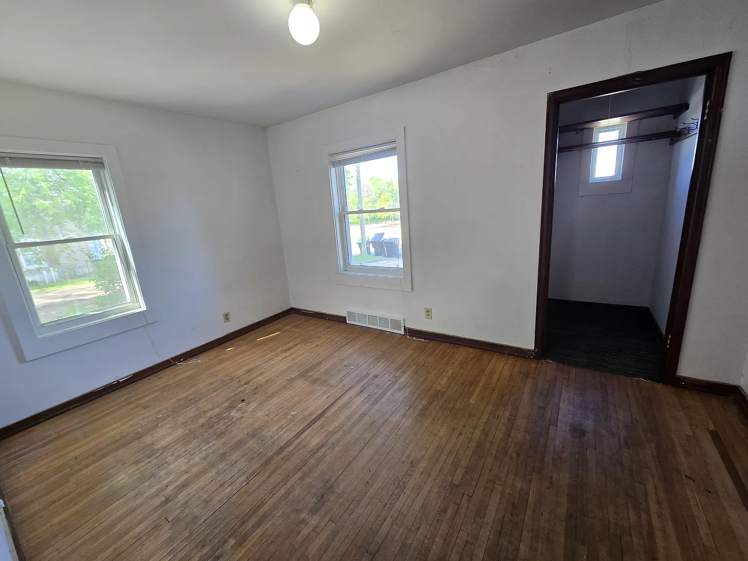 6 bed, 1900 sqft, $2,100 — Photo 4