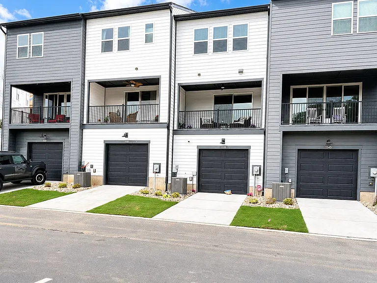 1335 Sandstar Ln — Photo 3