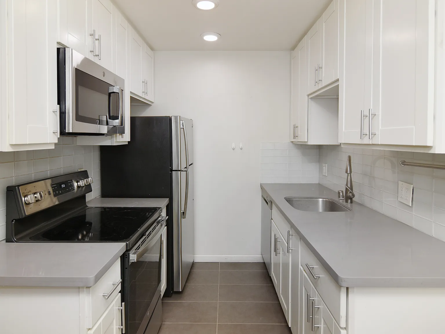 2 bed, 1.5 bath, 850 sqft, $2,995 — Photo 2