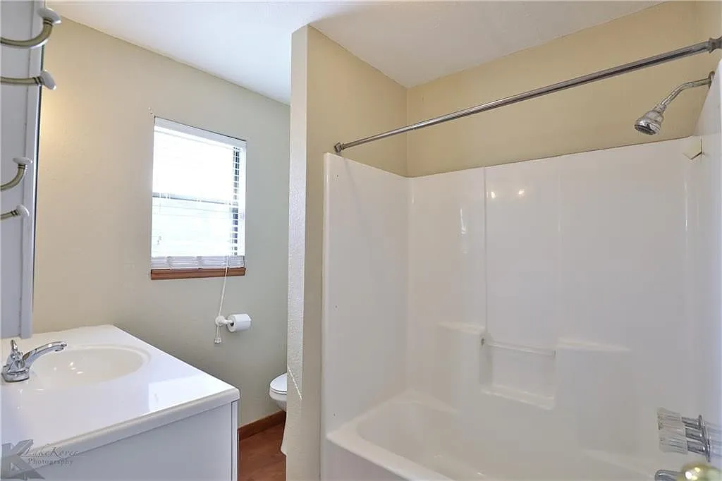 Cute 1-bedroom, 1.5-bath — Photo 3