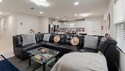 4 bed, 2208 sqft, $2,700 — Photo 4