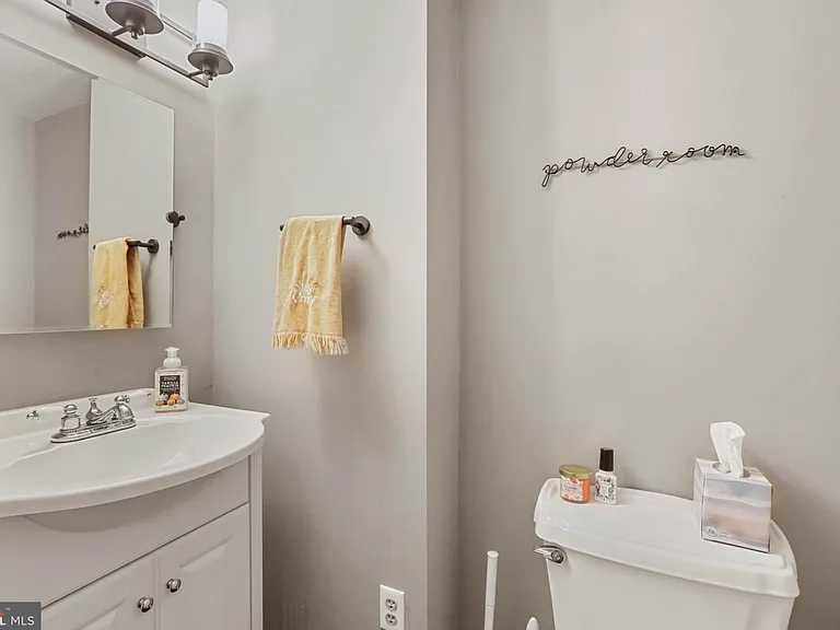 675 E Clement St — Photo 9