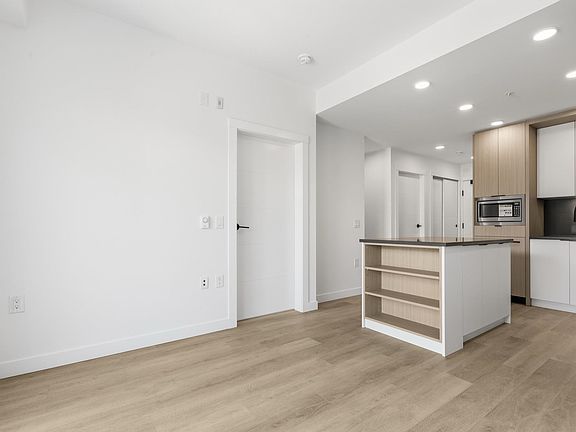 5th image of 2268 Broadway E #404