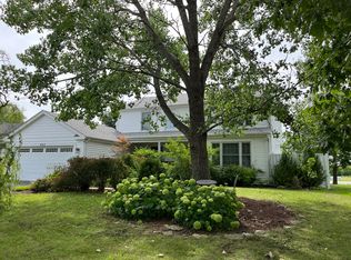 402 Magnolia Dr, North Aurora, IL 60542