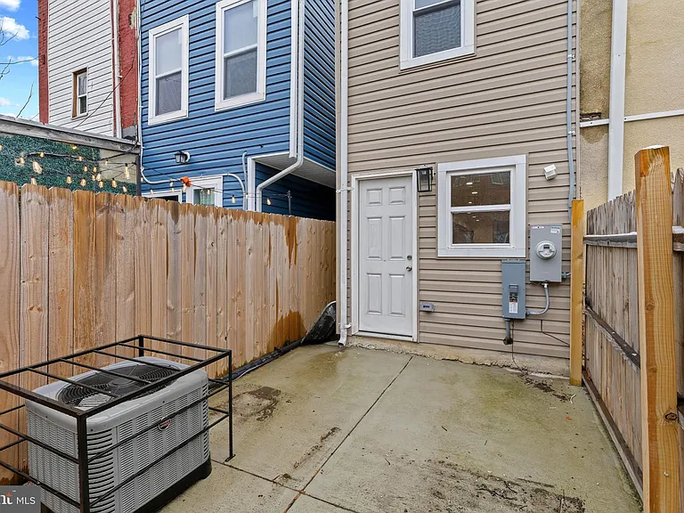 458 E Federal St — Photo 24