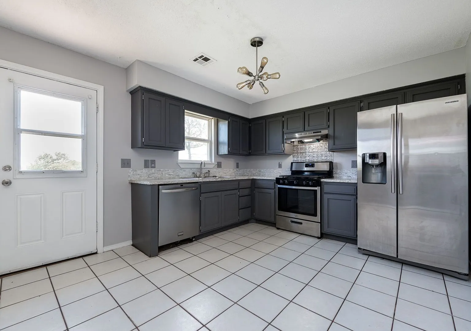Culdesac Home on Over Half an Acre! Pet friendly and 6-12 month leases! — Photo 3