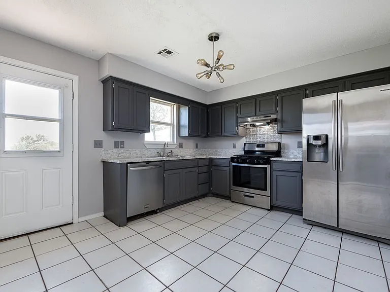 428 Southland St — Photo 3