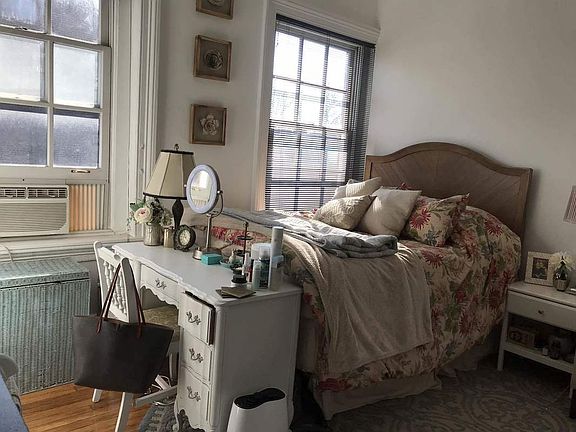 3rd image of 271 W 11th St APT 5C
