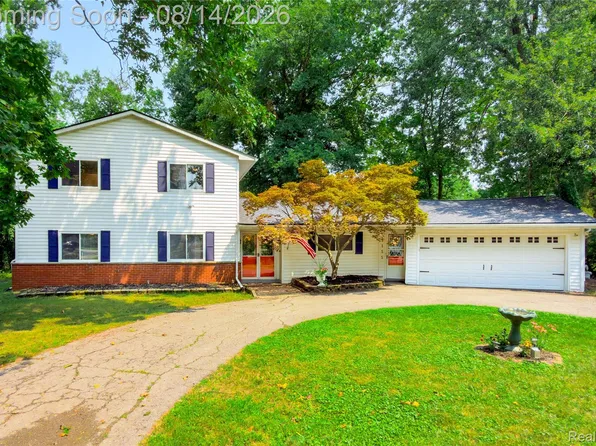 25155 Dallas Dr, Grosse Ile, MI 48138