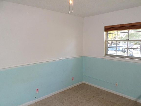 4th image of 3818 Heather Dr E