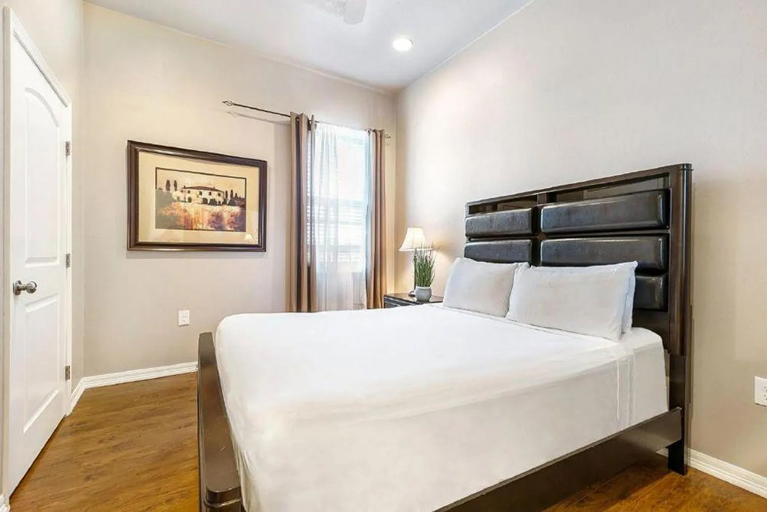 3 bed, 3.0 bath, 3003 sqft, $6,821 — Photo 3
