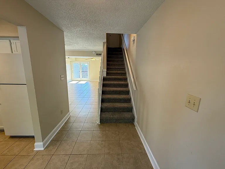 Laurelwood Apartments — Photo 9