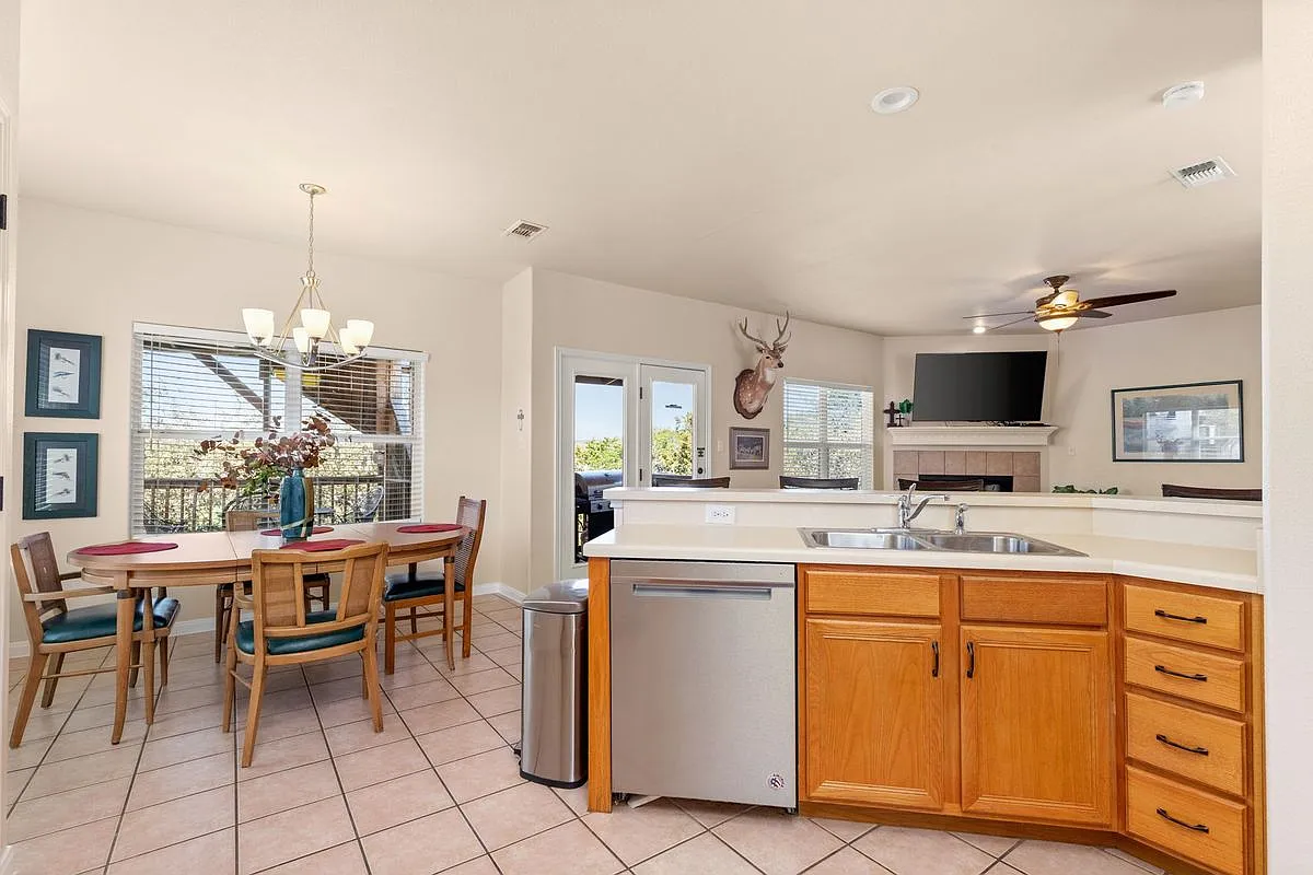 3 bed, 2.0 bath, 1624 sqft, $2,800 — Photo 2