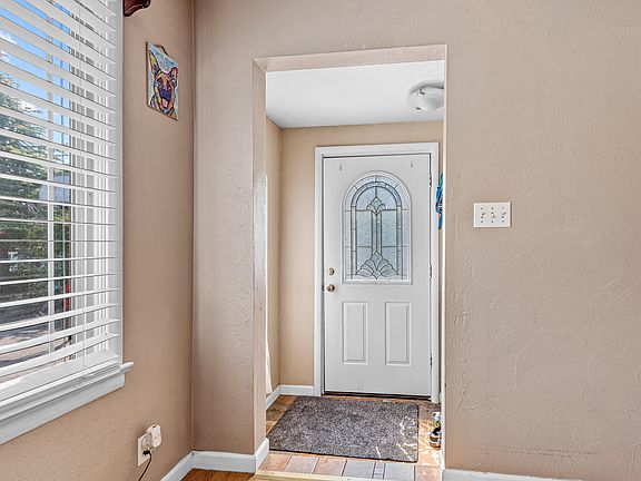 3rd image of 918 Grant Ave