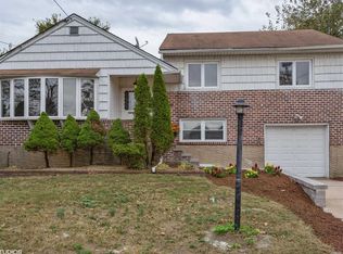 1103 Fenwood Dr, Valley Stream, NY 11580