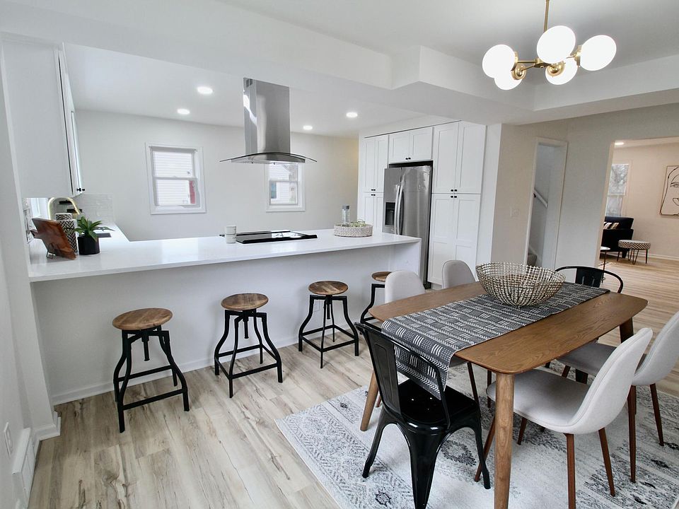 1st image of 820 Lovell Ave W
