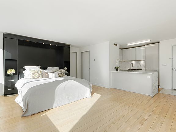 5th image of 322 W 57th St APT 23P