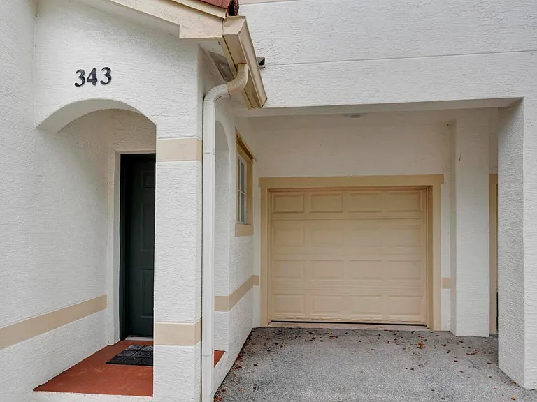 343 SE Rogers Ct — Photo 2