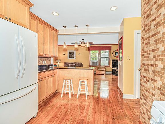 5th image of 52 Nelson Ave Floor 1