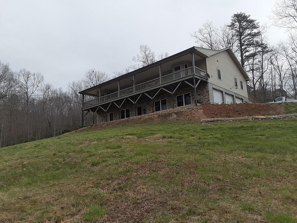 Rental is the lower level of this house. Upstairs will be vacant. Very quiet!